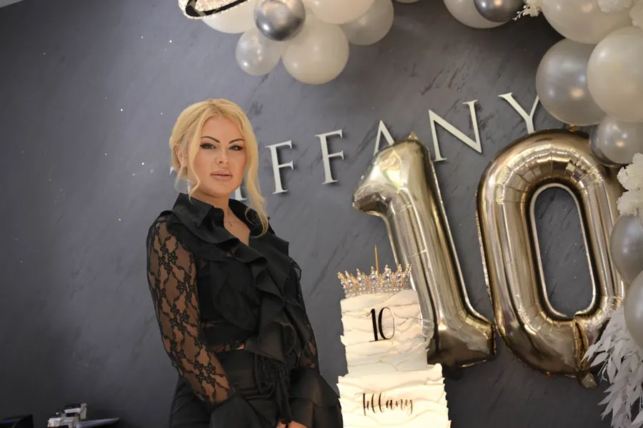 Златина Симеонова до торта и балон с цифрата 10