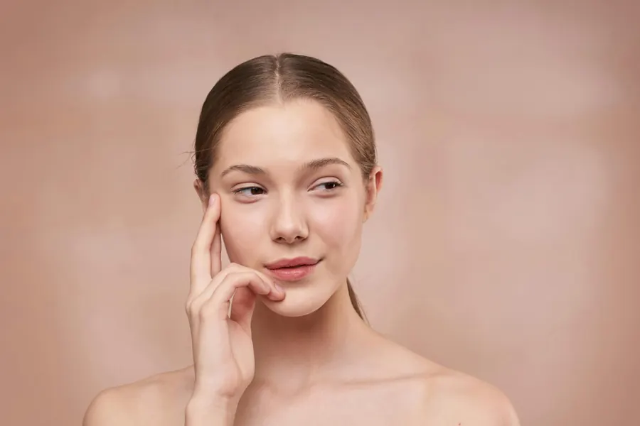 Жена с гладка кожа на лицето
